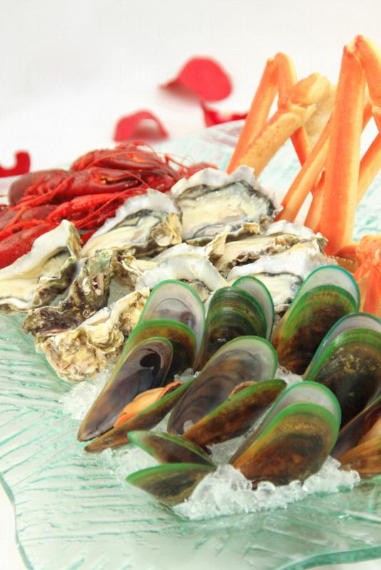 於 Metro Buffet & Grill 享用燭光自助晚餐,甜品有朱古力心太軟及法式蛋白杏仁餅拼盤,願你倆甜甜蜜蜜。 逸東「智」酒店 情人節燭光晚餐每位 8